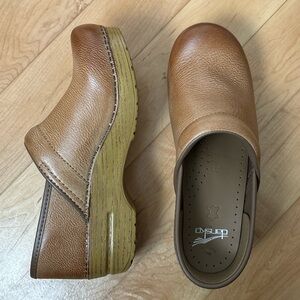 Dansko Professional Clog Honey Distressed Leather 39